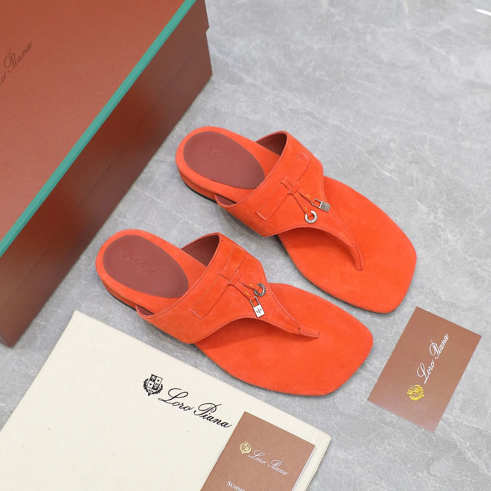 👟👟Ex-factory price 560👟👟 Purchasing-grade [Loro Piana] LP Mindil series T-strap thong sandals ✔️Top quality ✔️Soft sheep leather forms a tailor-made band that meets at the top of the upper and is fixed by a strong elastic ankle design. One is adorned with a discreet horn padlock, the other a gold circle badge. With its simple construction and sophisticated feel, these sandals are ideal for summer. ✔️Material: imported sheepskin fabric, sheepskin lining and feet ✔️Imported genuine leather outsole ✔️Code number: 35-42 (35/41/42 custom-made, non-refundable)